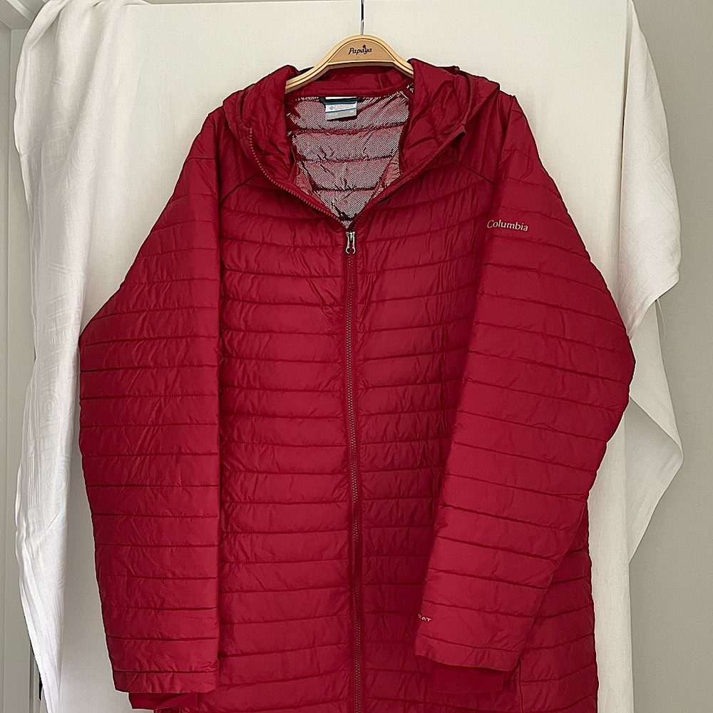 Gently worn red COLUMBIA JOY PEAK. With hood.. soooo warm!